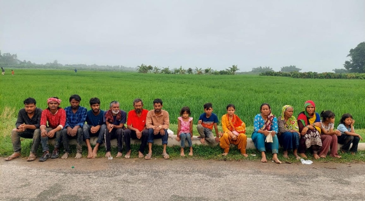 রাতের আঁধারে নওগাঁ সীমান্ত দিয়ে ১৬ জনকে বাংলাদেশে পাঠালো বিএসএফ